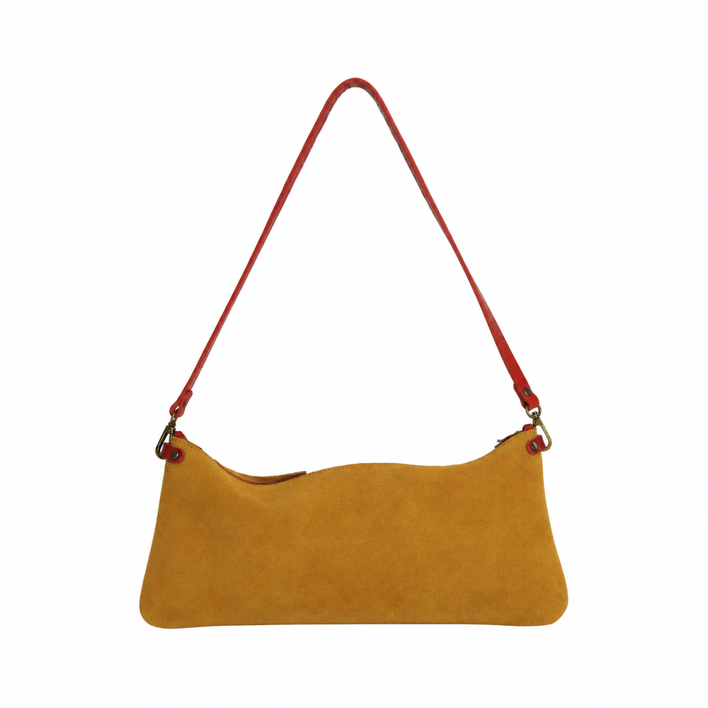 Sac Le Baguette en vachette velours ocre, avec une anse rouge et des mousquetons sur les côtés, vu de face sur fond blanc.