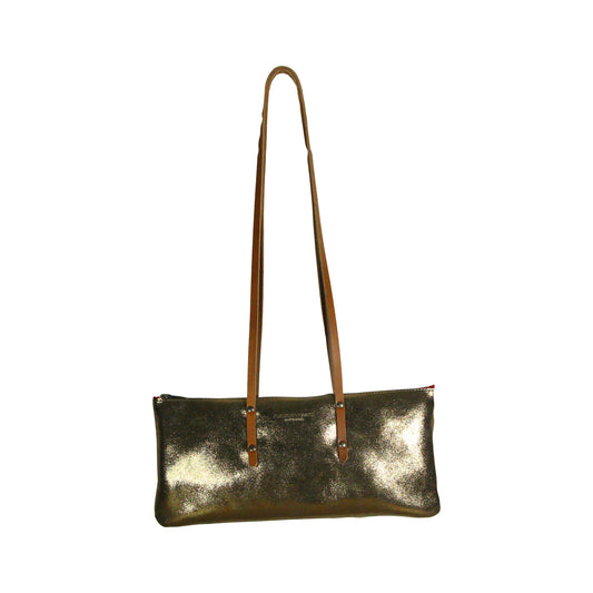 Sac Le Baguette en vachette à l’aspect métallisé bronze, avec ses anses cognac fixées sur la face du sac, vu de face sur fond blanc.