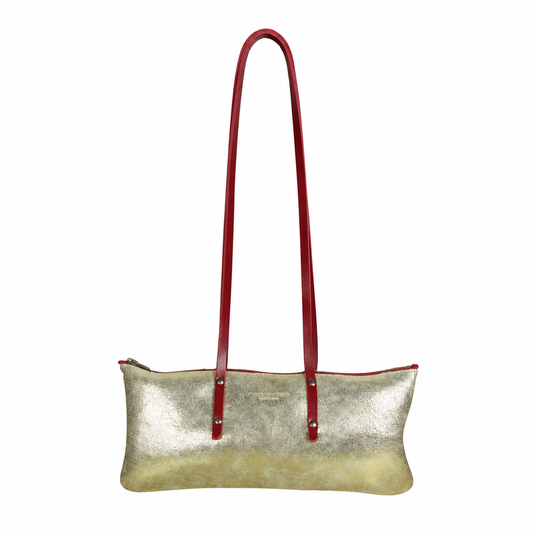 Sac Le Baguette en vachette à l’aspect métallisé clair, avec ses anses rouges fixées sur la face du sac, vu de face sur fond blanc.