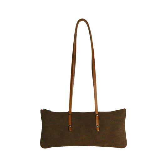 Sac Le Baguette en vachette velours brun, avec ses anses cognac fixées sur la face du sac, vu de face sur fond blanc.