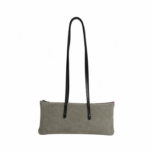 Sac Le Baguette en vachette velours gris, avec ses anses noires fixées sur la face du sac, vu de face sur fond blanc.