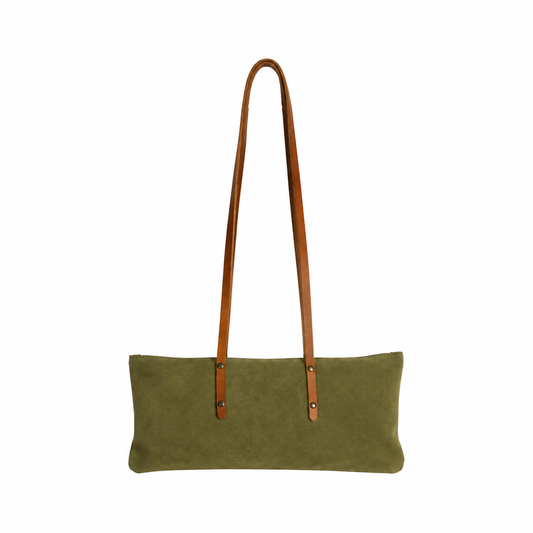 Sac Le Baguette en vachette velours olive, avec ses anses cognac fixées sur la face du sac, vu de face sur fond blanc.