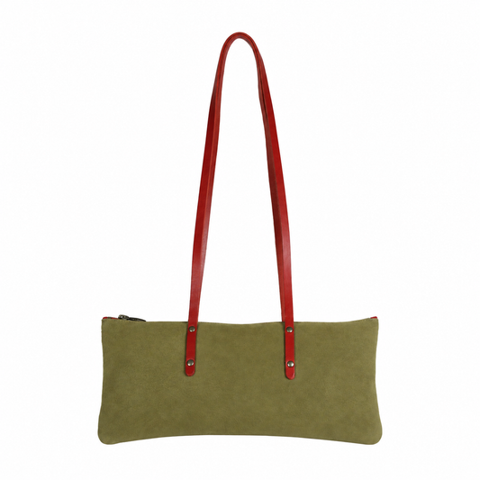 Sac Le Baguette en vachette velours olive, avec ses anses rouges fixées sur la face du sac, vu de face sur fond blanc.