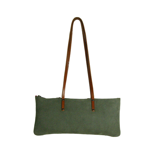 Sac Le Baguette en vachette velours vert, avec ses anses cognac fixées sur la face du sac, vu de face sur fond blanc.
