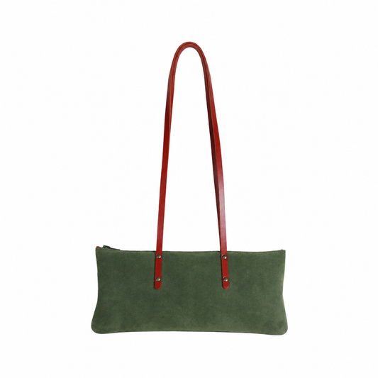 Sac Le Baguette en vachette velours vert, avec ses anses rouges fixées sur la face du sac, vu de face sur fond blanc.