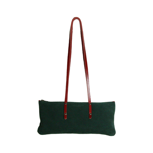 Sac Le Baguette en vachette velours vert sombre, avec ses anses rouges fixées sur la face du sac, vu de face sur fond blanc.